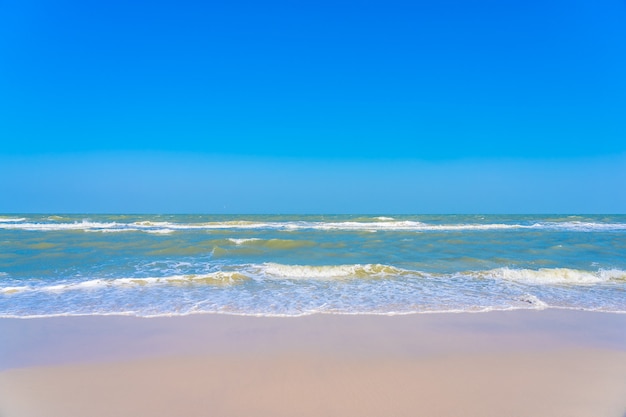 Hermoso mar de playa tropical con palmeras en el cielo azul