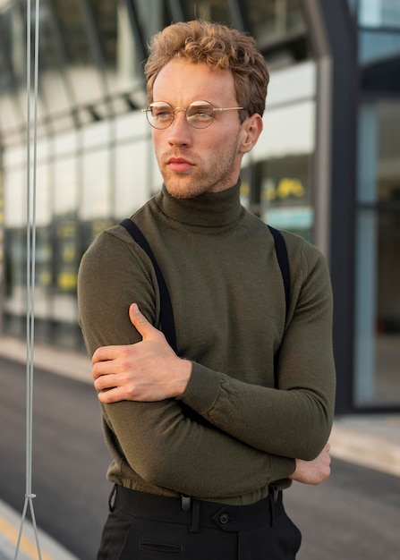 Hermoso modelo masculino con los brazos cruzados