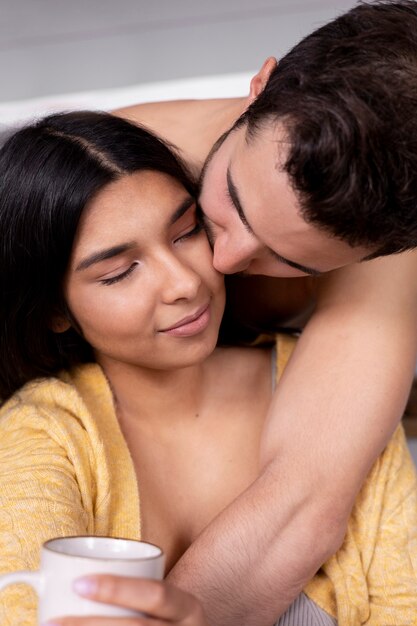 Hermoso momento de intimidad de pareja