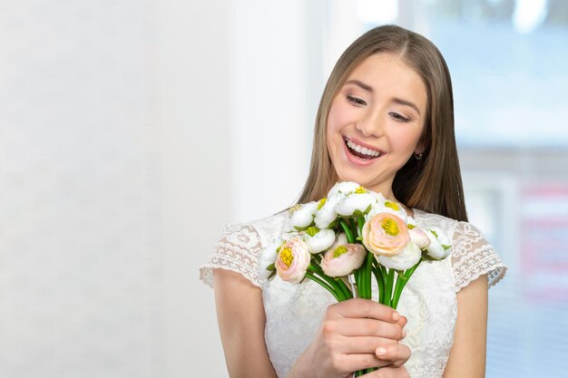 Hermoso, mujer joven, con, flores