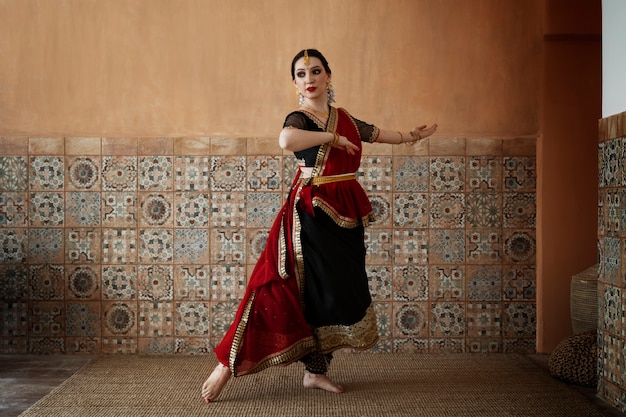 hermoso, mujer joven, llevando, sari
