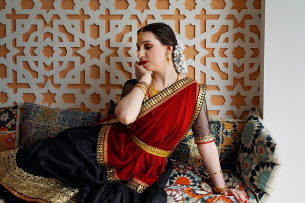 hermoso, mujer joven, llevando, sari