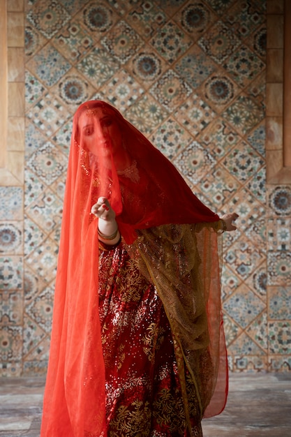 hermoso, mujer joven, llevando, sari