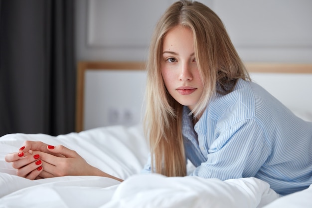 Hermoso, mujer joven, relajante, en cama