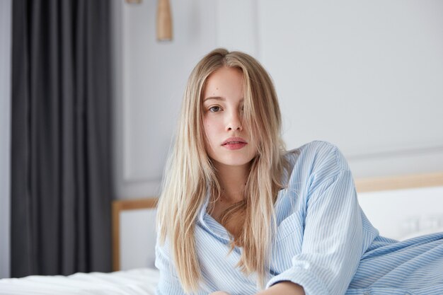 Hermoso, mujer joven, relajante, en cama