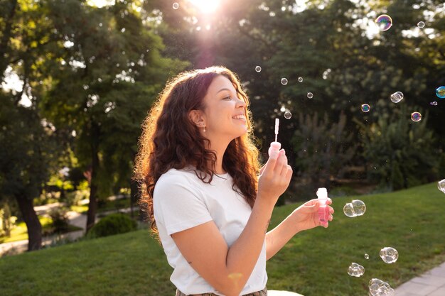 Hermoso, mujer joven, sonriente, aire libre