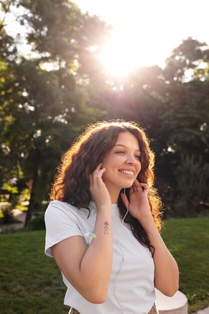 Foto gratuita hermoso, mujer joven, sonriente, aire libre