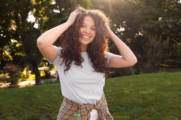 Hermoso, mujer joven, sonriente, aire libre