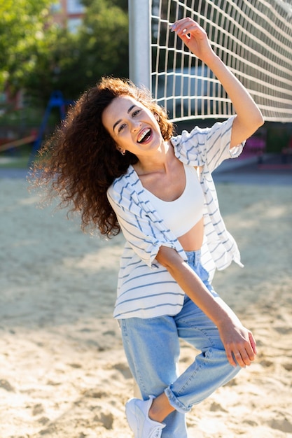 Hermoso, mujer joven, sonriente