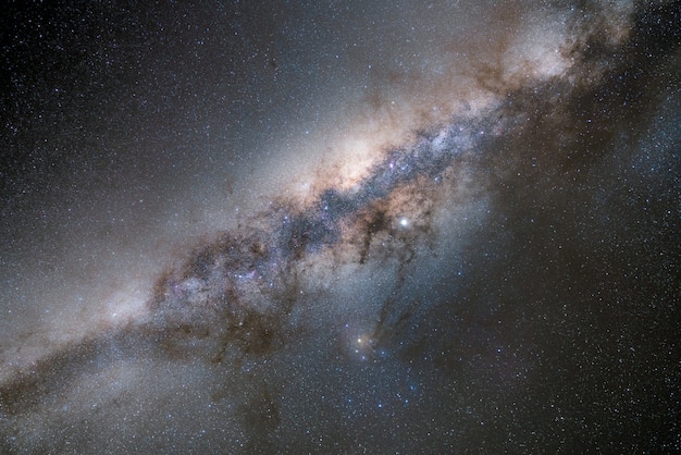 Hermoso núcleo galáctico de vía láctea con el complejo de nubes Rho Ophiuchi. Fotografía de larga exposición.