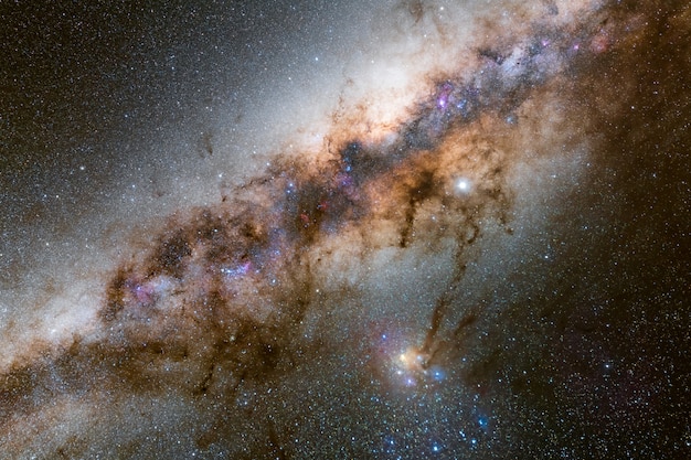 Hermoso núcleo galáctico de vía láctea con el complejo de nubes Rho Ophiuchi. Fotografía de larga exposición.