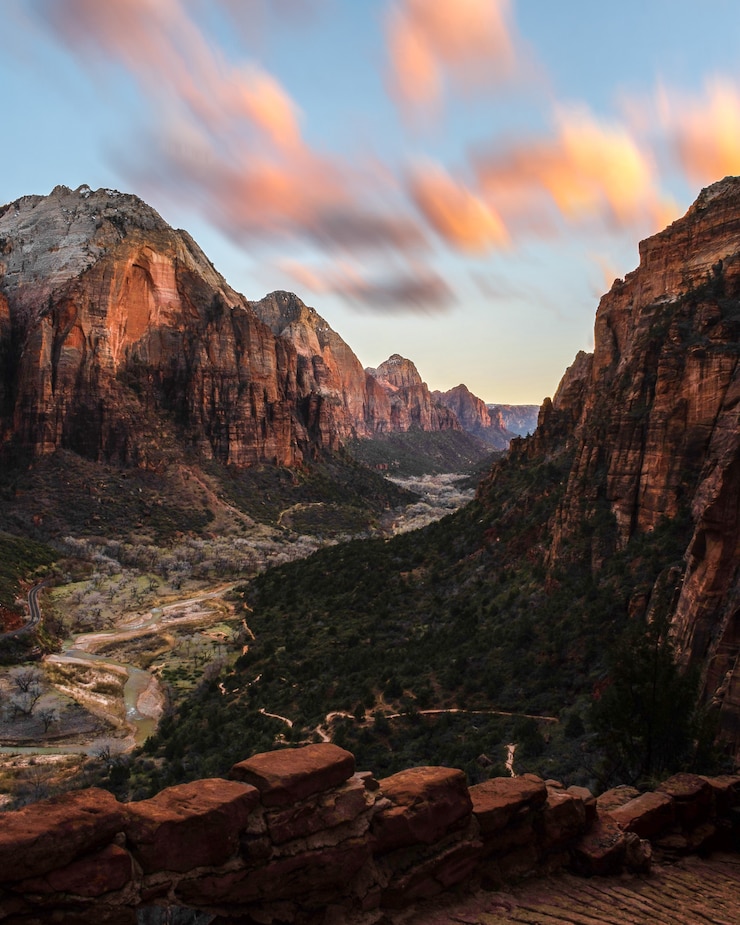 Foto gratuito hermoso paisaje de acantilados rocosos en el parque nacional zions al atardecer