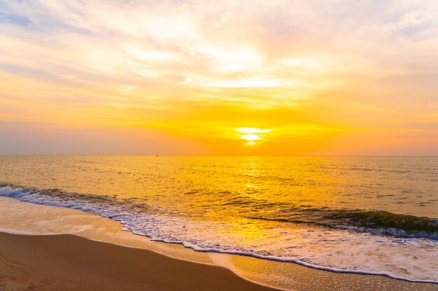 Hermoso paisaje al aire libre de mar y playa tropical al atardecer o al amanecer