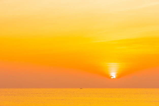 Hermoso paisaje al aire libre, naturaleza tropical con mar y playa al atardecer o al amanecer.