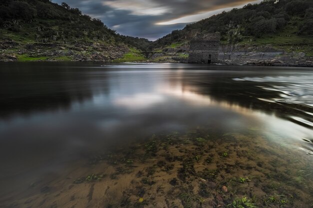 Hermoso paisaje al atardecer en la orilla del río Alagón en España