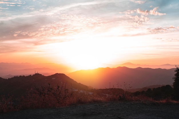 Hermoso paisaje al atardecer