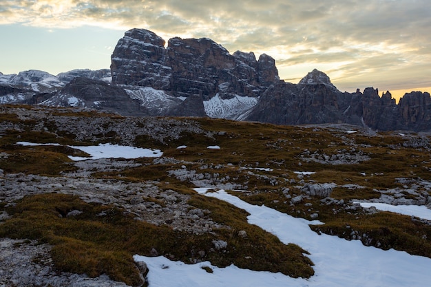 Hermoso paisaje de los Alpes italianos bajo el cielo nublado durante la puesta de sol