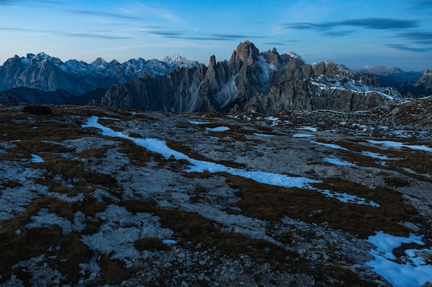 Foto gratuita hermoso paisaje en los alpes italianos y la montaña cadini di misurina