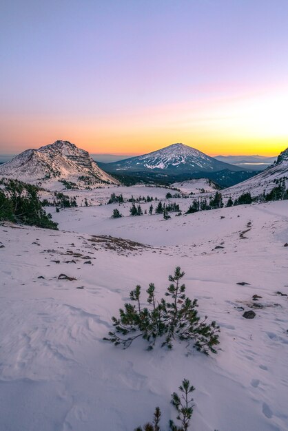 Foto gratuita hermoso paisaje de altas montañas rocosas cubiertas de nieve bajo el impresionante cielo