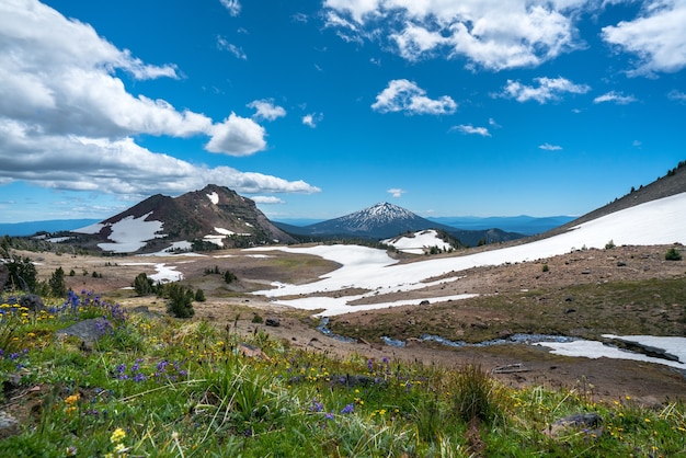 Hermoso paisaje de altas montañas rocosas cubiertas de nieve bajo el impresionante cielo