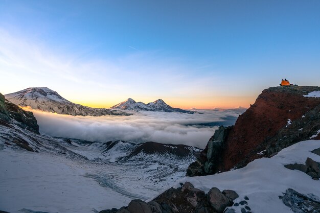 Hermoso paisaje de altas montañas rocosas cubiertas de nieve bajo el impresionante cielo