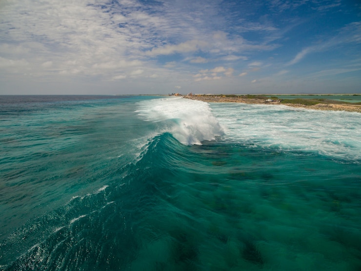 Foto gratuito hermoso paisaje de alto ángulo del océano después del huracán en bonaire, caribe