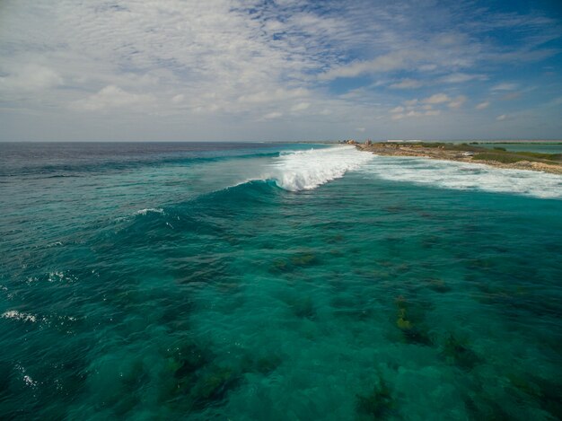 Hermoso paisaje de alto ángulo del océano después del huracán en Bonaire, Caribe