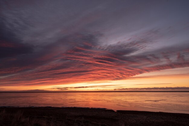 Hermoso paisaje del amanecer de invierno en el este de Islandia