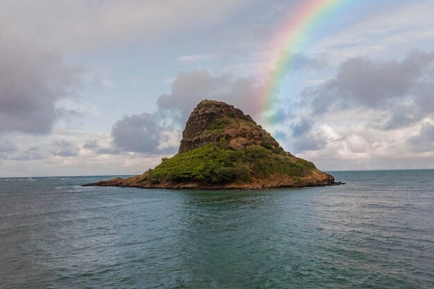 Hermoso paisaje con arco iris e isla.