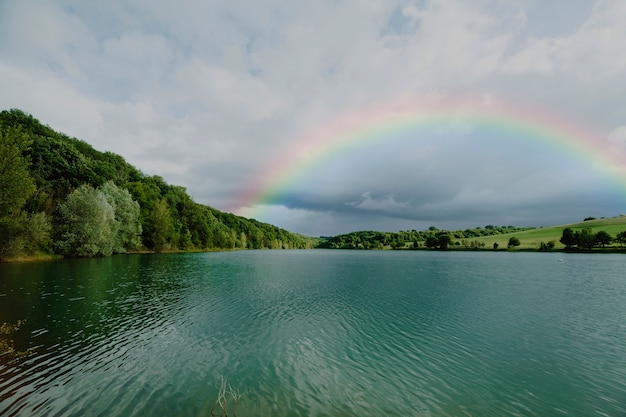 Foto gratuita hermoso paisaje con arco iris y mar.