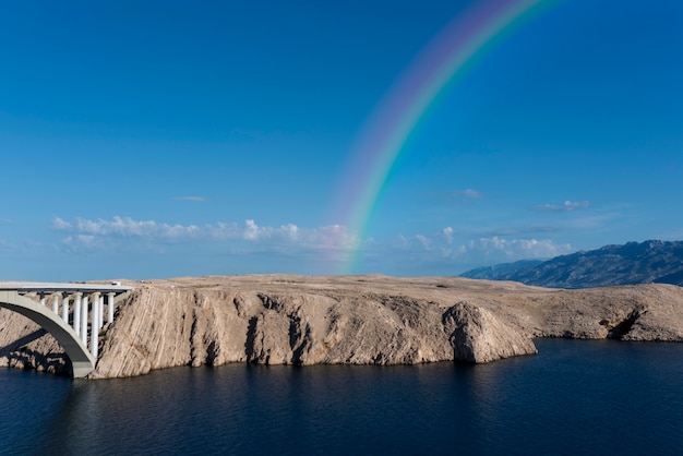 Foto gratuita hermoso paisaje con arco iris y rocas