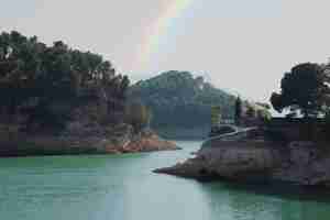 Foto gratuita hermoso paisaje con arcoiris y agua.