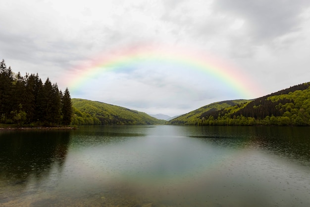 Hermoso paisaje con arcoiris y lago.