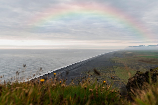 Hermoso paisaje con arcoiris y playa.