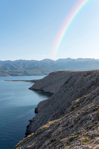 Hermoso paisaje con arcoiris