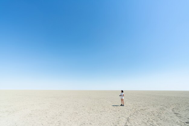 Hermoso paisaje de arena blanca de dunas de arena naranja en el desierto de Namib en el parque nacional de Namib-Naukluft Sossusvlei en Namibia.