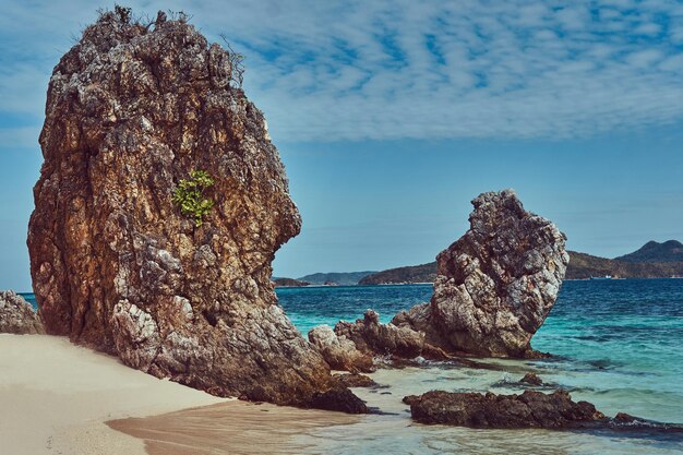 Hermoso paisaje de arrecifes rocosos de estalactitas en la costa de las Islas Filipinas, Océano Pacífico.