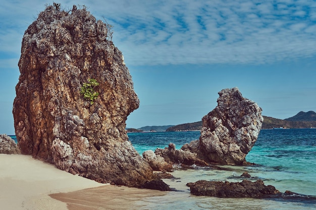 Hermoso paisaje de arrecifes rocosos de estalactitas en la costa de las Islas Filipinas, Océano Pacífico.