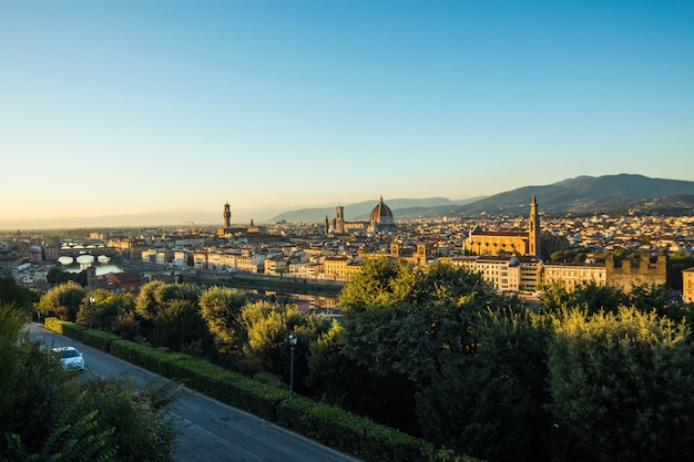 Hermoso paisaje arriba, panorama de la vista histórica de Florencia desde el punto de Piazzale Michelangelo. Hora de la mañana.