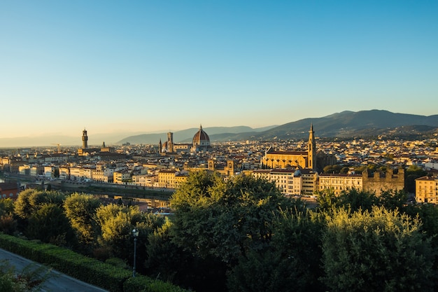 Hermoso paisaje arriba, panorama de la vista histórica de Florencia desde el punto de Piazzale Michelangelo. Hora de la mañana.