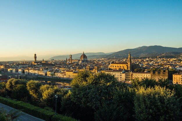 Hermoso paisaje arriba, panorama de la vista histórica de Florencia desde el punto de Piazzale Michelangelo. Hora de la mañana.