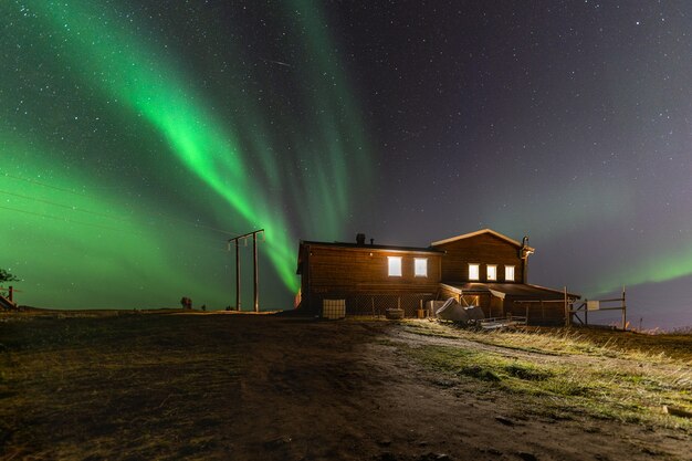 Hermoso paisaje de la aurora boreal en el cielo nocturno de las islas Lofoten de Tromso, Noruega