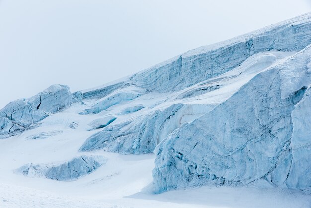 Hermoso paisaje de blancas montañas nevadas y colinas