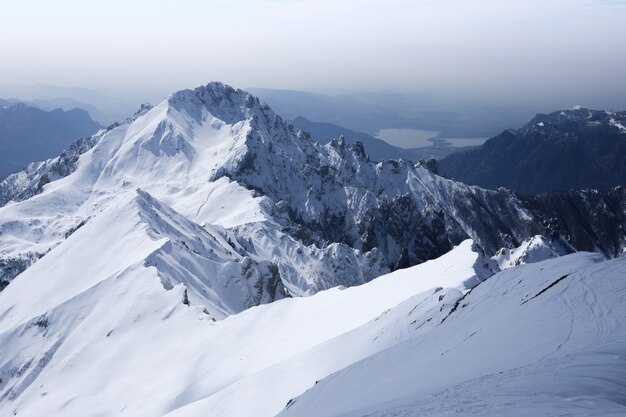 Hermoso paisaje de blancas montañas nevadas y colinas