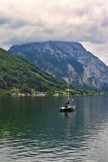 Hermoso paisaje brumoso y nublado con lago y montañas en verano Fondo colorido natural Lago Traunsee en el aplauso austriaco Gmunden