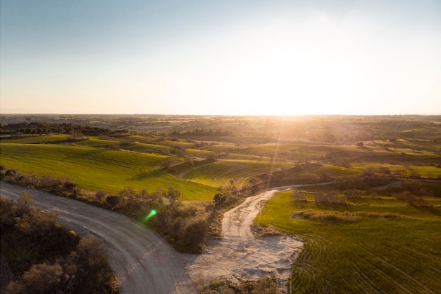 Hermoso paisaje con camino rural