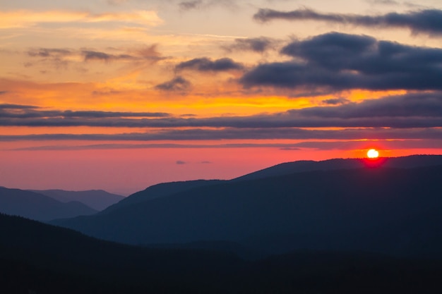 Hermoso paisaje de capas de nubes con la puesta de sol