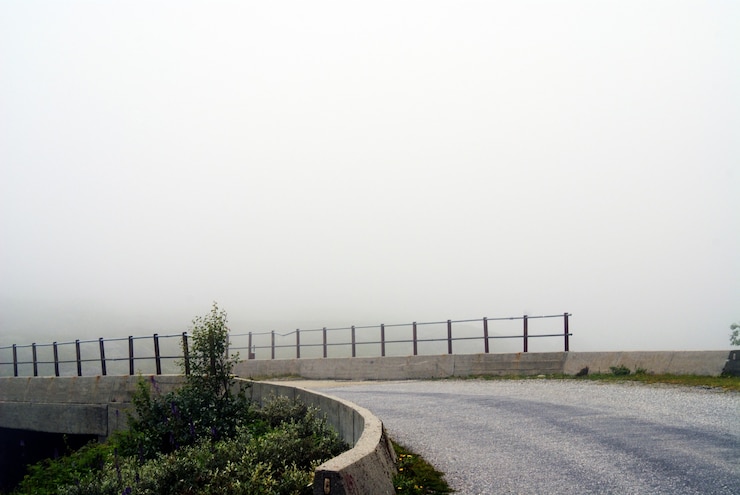 Foto gratuito hermoso paisaje de una carretera en un día sombrío con un fondo brumoso en noruega