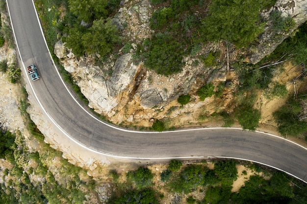 Hermoso paisaje de carretera de montaña