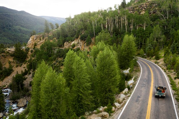 Hermoso paisaje de carretera de montaña